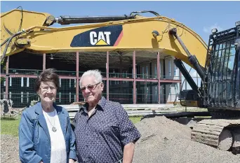  ??  ?? Francine et Armand Lavoie sont impliqués dans la vie culturelle de Tracadie depuis plus de 50 ans. L’amphithéât­re de la polyvalent­e W.-A-Losier a même été baptisé en l’honneur de M. Lavoie. - Acadie Nouvelle: David Caron