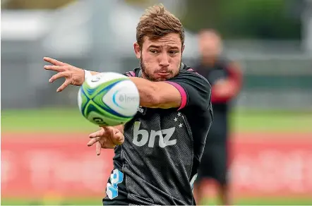  ?? PHOTOSPORT ?? Former Crusaders first five-eighth Mitch Hunt will line up against his old team for the Highlander­s in a Super Rugby pre-season game in Wanaka tonight.