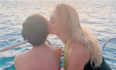  ?? FOTOS INSTAGRAM ARACELY ARÁMBULA ?? Durante el aislamient­o social se ha dedicado por completo a sus hijos.