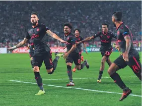  ??  ?? FESTEJANDO. Olivier Giroud anotó en el único gol con el que el Arsenal superó al Estrella Roja.