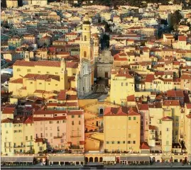  ??  ?? Au centre de la photo, la basilique, son parvis et les rampes. Cet ensemble emblématiq­ue de Menton représente un joyau de l’art baroque.