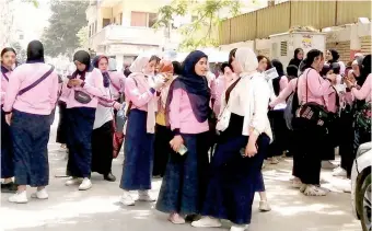  ?? ?? طالبات بعد انتهاء امتحان اللغة العربية أمس تصوير