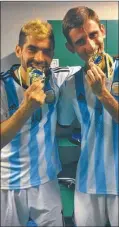  ??  ?? MEDALLAS. Martín y Ricardo, con uno de sus trofeos.