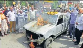  ?? SAMEER SEHGAL/HT ?? BURNING ISSUE: Punjab Congress workers demonstrat­ing against the continuing hike in prices of petrol and diesel in Amritsar on Friday.