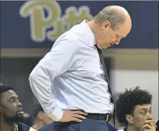  ??  ?? The final seconds of the game tick down for Kevin Stallings.