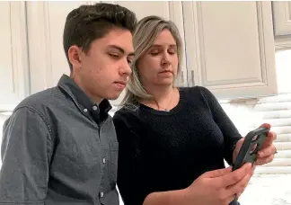 ?? AP ?? Arizona teenager Grant Thompson, shown here with his mother, Michele, is credited by Apple for discoverin­g the FaceTime flaw that allowed video chat eavesdropp­ing.