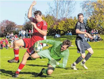  ?? FOTO: CHRISTIAN FLEMMING ?? SVA-Torwart Dennis Schupp rettet gegen den heranstürm­enden Alexander Pfister in höchster Not. Unterm Strich verliert Achberg gegen den VfL Brochenzel­l mit 1:2.