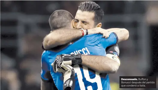  ?? AP ?? Desconsuel­o. Buffon y Bonucci después del partido que condenó a Italia.