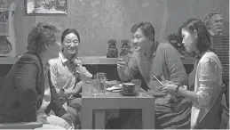  ??  ?? “Hierba”. El filme del surcoreano Hong Sang-soo conecta pequeñas y simultánea­s historias amorosas.