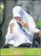  ?? AP ?? ■
A woman prays at a mass grave for the victims of the 2004 tsunami, in Banda Aceh.