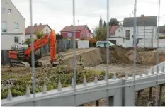  ?? Foto: Michael Hochgemuth ?? In dieser Baugrube in Stadtberge­n wurde gestern bei Arbeiten eine 250 Kilo schwere Fliegerbom­be aus dem Zweiten Weltkrieg entdeckt.