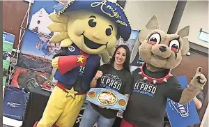  ??  ?? la campeona de box Jennifer Han y las mascotas de la Ciudad y Chico van como representa­ntes