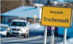  ?? Foto: Nicolas Armer, dpa ?? Der Landkreis Tirschenre­uth liegt an der Grenze zu Tschechien und hat deshalb zu‰ sätzliche Impfdosen erhalten.