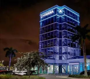  ?? Joe Raedle / Getty Images ?? A Carvana used car “vending machine” displays vehicles on in Miami, Fla. The online used car seller has struggled as used car prices have tumbled amid a drop in demand.