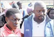  ?? PICTURE: JACQUES NAUDE/AFRICAN NEWS AGENCY (ANA) ?? FRANTIC: Gloria Mhlongo and DA regional leader Abel Tau outside Refentse Clinic in Stinkwater, outside Pretoria. Mhlongo wants an investigat­ion into the disappeara­nce of her newborn son.