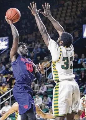  ?? DAVID JABLONSKI / STAFF ?? Dayton’s Jalen Crutcher (left) and the Flyers shot only 38.2 percent in Wednesday night’s 85-67 loss at George Mason.