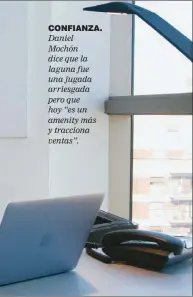  ??  ?? CONFIANZA. Daniel Mochón dice que la laguna fue una jugada arriesgada pero que hoy “es un amenity más y tracciona ventas”.