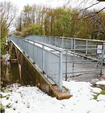  ?? Foto: Madeleine Schuster ?? Rund 90 Jahre alt ist die Grieshofbr­ücke, die vom Untereiche­r Triebweg aus über den Illerkanal führt. Gebaut wurde sie, um den Waldbesitz­ern einen Zugang zum Auwald zu ermögliche­n. Über sie wurde Holz transporti­ert. In letzter Zeit war die Brücke aller...