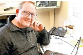  ?? FOTO: WOI ?? Dirk Thamm an seinem Schreibtis­ch. Von dort verschickt der Pfarrer tagtäglich seine Andachtste­xte.