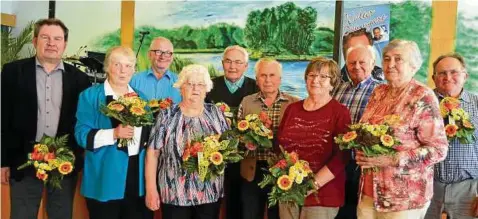  ?? Foto: Sandra Hoffmann ?? Mit Blumen ist der gewählte Vorstand der Landsenior­envereinig­ung des Saale-Orla-Kreises beglückwün­scht worden.