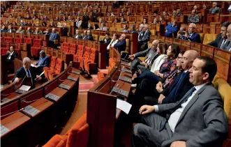  ??  ?? Séance de vote à la Chambre des représenta­nts au Maroc.
Le parti islamiste perdrait quarante sièges.