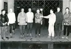  ?? FOTO: FOTOARCHIV KREMER ?? Die Laufgruppe der BSG Wismut Gera 1985 beim Start am Tor des ehemaligen Konzentrat­ionslagers Buchenwald.
Weimar.