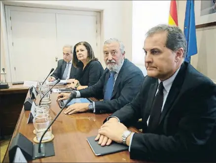  ?? MARISCAL / EFE ?? El secretario de Estado Gómez-Pomar, en el centro, y a su lado, el presidente de Aena, José Manuel Vargas