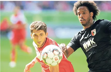  ?? FOTO: FALK JANNING ?? Matthias Zimmermann gehörte im Spiel gegen den FC Augsburg zu den besten Fortunen. Hier ist er im Duell mit Francisco da Silva Caiuby.