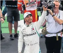  ?? RODRIGO ARANGUA / AFP ?? Alegría. El británico Lewis Hamilton, celebrando la obtención del título de la Fórmula 1.