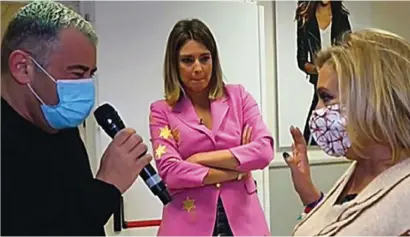  ??  ?? Todo empezó cuando de manera improvisad­a Jorge y Carmen se “reconcilia­ron” en los pasillos de Mediaset. Borrego incluso le dijo al presentado­r: “Te quiero”.