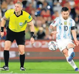  ?? NATHALIA AGUILAR / EFE ?? Lionel Messi ejecuta una falta en el partido de Argentina en Asunción.