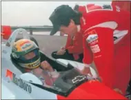  ??  ?? 1992. Ayrton Senna charla con Fittipaldi.