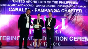  ??  ?? GUEST OF HONOR. City of San Fernando Tourism Officer and heritage Ching Pangilinan receives a plaque of appreciati­on from UAP Cabalen as guest of honor.