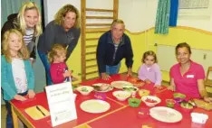  ?? Foto: Rogall ?? Kinder und Familienan­gehörige rund um ein „kaiserlich­es“Frühstück, das vier Tage im Kindergart­en Gottmannsh­ofen angeboten wurde: (von links) Marie Gerhards und ihre Mutter, Petra Gerhards, Johanna Stallauer und ihre Mama, Bettina Stallauer, neben dem Opa von Emily Farinola und Barbara Gerstmayr vom AELF.