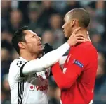  ?? MURAD SEZER/REUTERS ?? TENSI TINGGI: Pemain Besiktas Adriano (kiri) bersitegan­g dengan Fabinho dari AS Monaco.