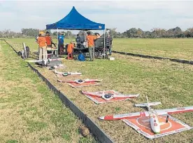  ??  ?? En clase. Alumnos de la escuela Drones VIP entrenan en Benavídez.