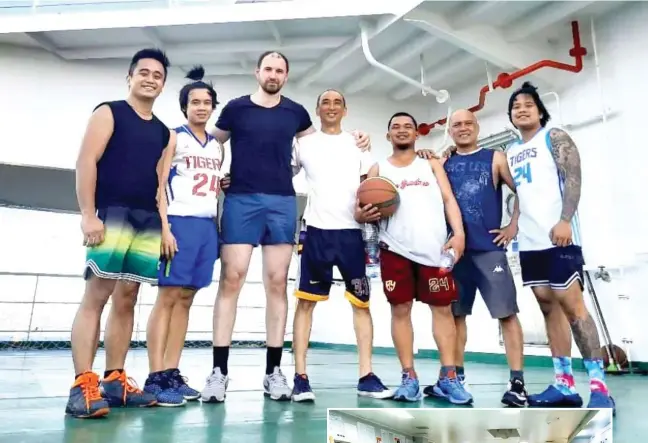  ??  ?? Usa ka Ruso nga opisyal sa barko nakighulag­way human makigduwa og basketball sa mga Pinoy.