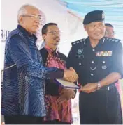  ??  ?? Mahdzir presenting an appreciati­on letter to Johor Baru North police chief ACP Mohd Taib Ahmad yesterday.