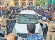  ?? REUTERS PHOTO ?? Police make way for a vehicle carrying three people suspected of steering the fraudulent loans, in Mumbai.