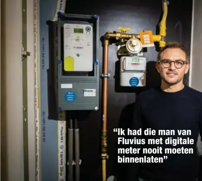  ?? FOTO SVEN DILLEN ?? Kerim liet donderdago­chtend - een paar uur voor de beslissing van het Grondwette­lijk Hof - zijn digitale meter installere­n.