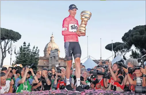  ??  ?? FIESTA FINAL. Chris Froome recibió el Trofeo Senza Fine en el Foro Imperial, después de que Sam Bennett lograra su tercera victoria en el Giro 101, una jornada neutraliza­da.