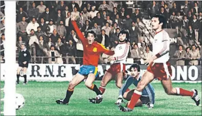  ??  ?? NOCHE HISTÓRICA. Uno de los momentos del 12 a 1 de España a Malta en el Villamarín en 1983.