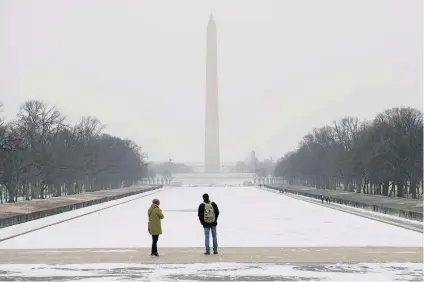  ?? SAUL LOEB/AFP ?? Frio. Lago congelado do Memorial de Lincoln, em Washington: tempestade de neve paralisa Costa Leste dos EUA