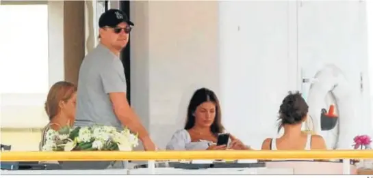 ?? M.G ?? Leonardo DiCaprio y su novia Camilla Morrone se relajan en la Costa Azul abordo de un barco.