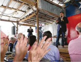  ?? Godofredo A. Vásquez / Houston Chronicle ?? El senador republican­o por Texas Ted Cruz (der.) habla durante un acto proselitis­ta que llevó a cabo en el Tin Roof BBQ de Humble, al norte de Houston y cerca del evento que realizó su rival Beto O’Rourke el mismo sábado.