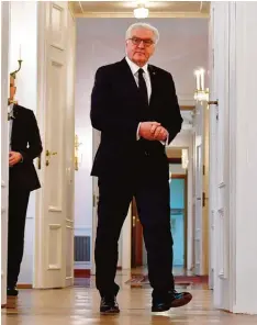  ?? Foto: John Macdougall, afp ?? Kaum Macht, aber doch Autorität: Mit großem Ernst drängt Bundespräs­ident Frank Walter Steinmeier auf die Bildung einer Regierung.