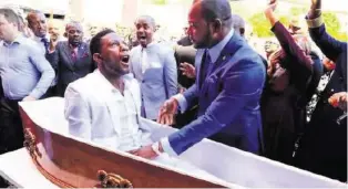  ?? TWITTER ?? Pastor Alph Lukau soll einen «Toten» wiederbele­bt haben.