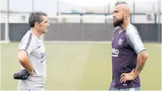  ??  ?? ► El primer diálogo de Vidal y el técnico Valverde.