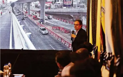  ?? JORGE GUZMÁN ?? ► Guillermo Peñalosa, fundador de la organizaci­ón Ciudades 8-80, ofreció una charla ayer en el Salón de la Ciudad.