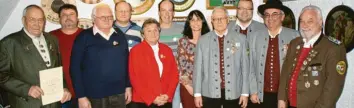  ?? Foto: Schützenve­rein Deisenhaus­en ?? Ehrungen beim Schützenve­rein Deisenhaus­en (von links): Anton Mayer, Reinhard Sperlich, Herbert Sperlich, Christian Fendt, Antonie Rudolf, Andreas Singer, Birgit Höld, Walter Zimmermann, Helmut Höld, Schützenme­ister Herbert Sauter und 2. Gauschütze­nmeister Franz Bonk.